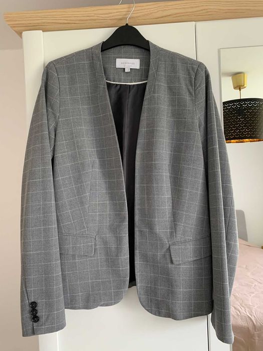 Vând haine de damă purtate, în stare foarte bună. Preț negociabil.