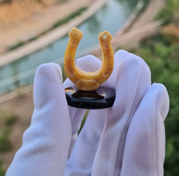 Янтарь. Фигура Подкова.