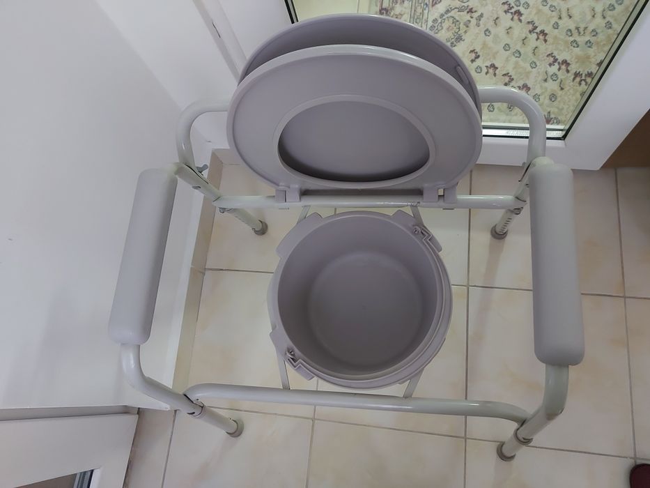Кресло туалет . Ведро внизу.