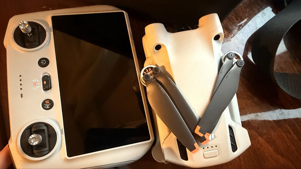 (като нов)Дрон DJI Mini 3 Pro + аксесоари Fly More Kit