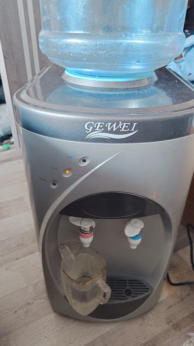 Кулер для воды/ диспенсер с бутылем