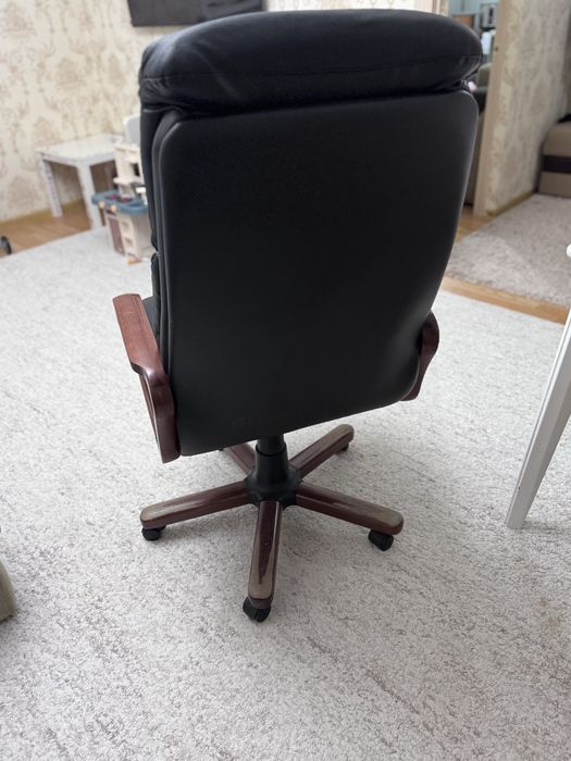 Офисное кресло в хорошем состоянии