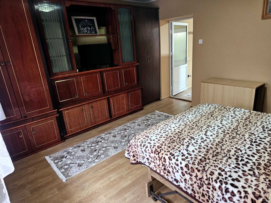 Închiriez garsonieră la casă,zona Penny bazar,intrare separată