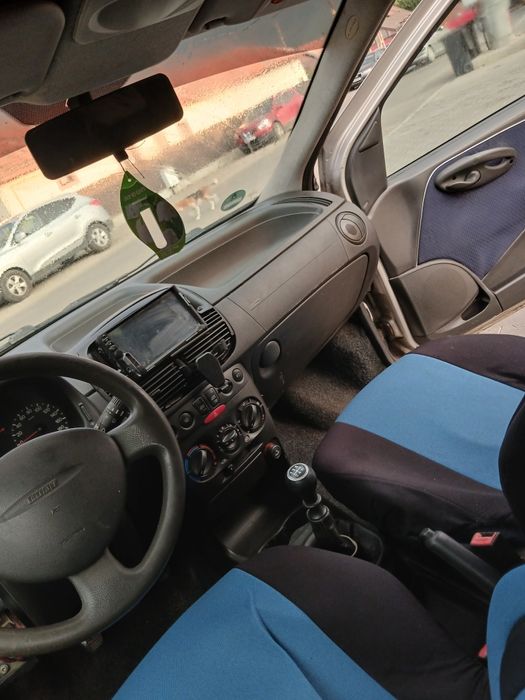 Vând Fiat punto..