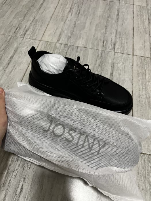 Продам новые кроссовки josiny