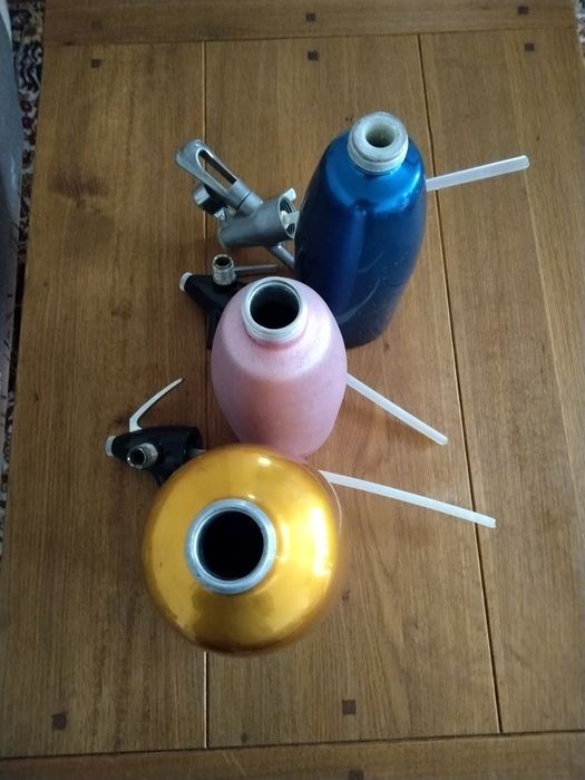 Продавам три броя стари метални сифони за газирана вода  за 10 €