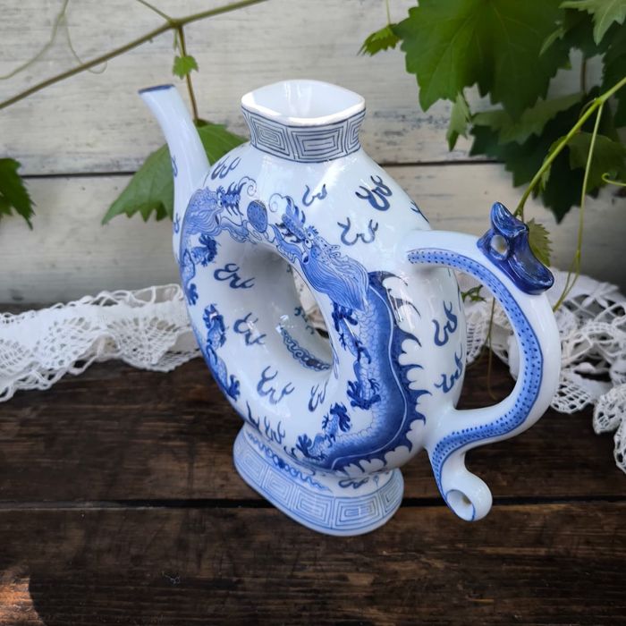 Чайник с ръчно рисувани дракони