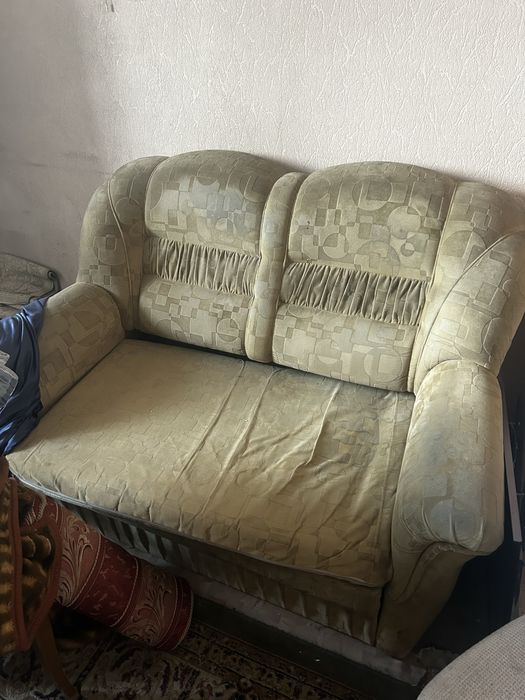 Отдам диван, коесло и прихожую