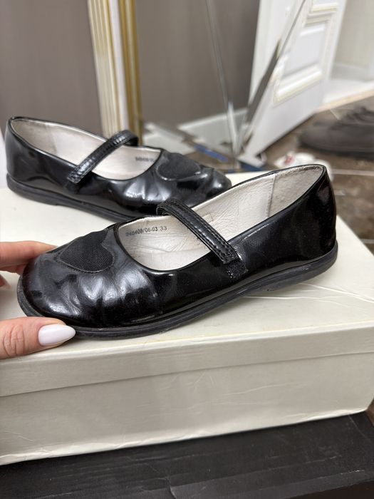 Туфли школьные лакированные, немнрго маломерят