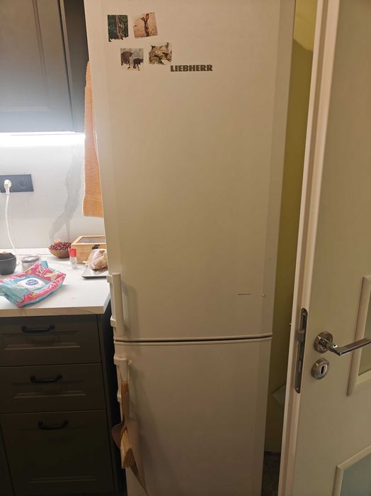 Продавам хладилник с фризер Либхер