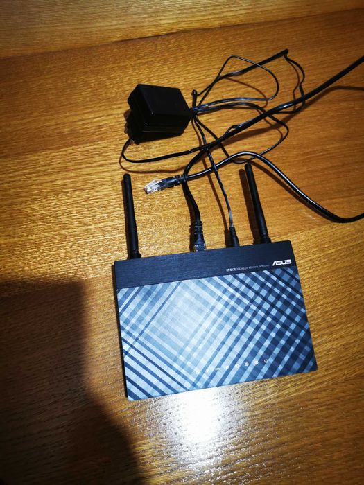 Router Wireless Asus + camera web Logitech cu cd-uri de instalare