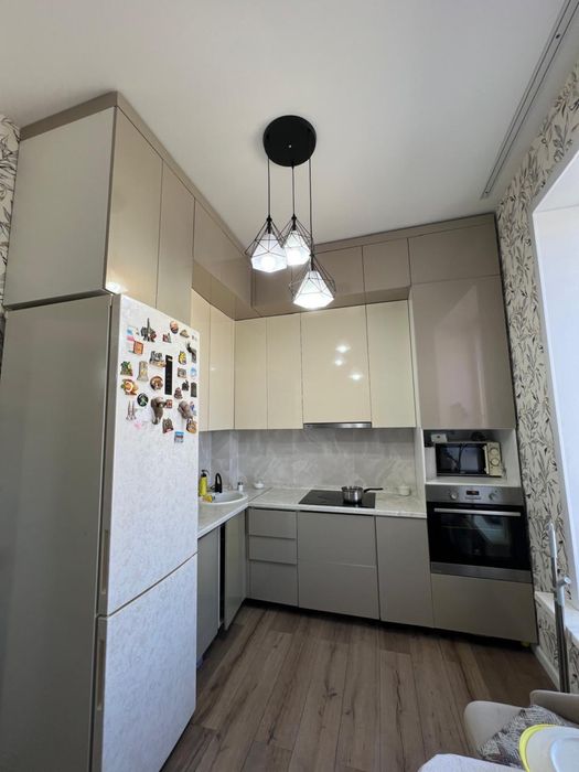 Отдам бесплатно Кухонный гарнитур без техники и тумбовый стол