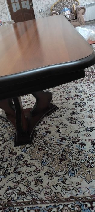 Гостинный стол в хорошем состоянии
