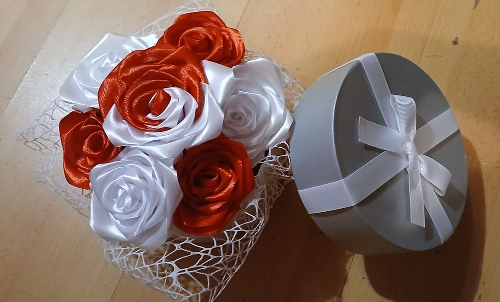 Букет от сатенени рози