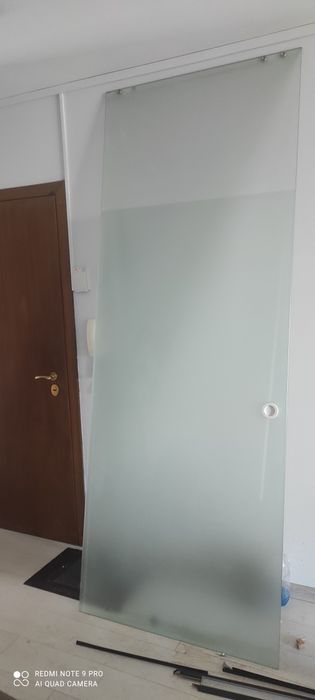 Стъклена плъзгаща врата