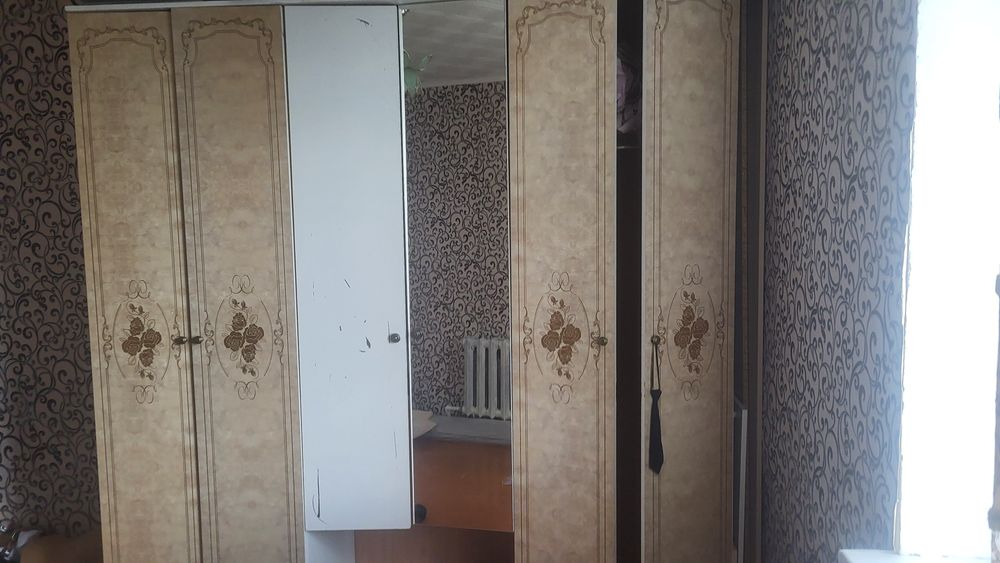 Продам шифоньер 20000 теңге.Бу.Сатпаев