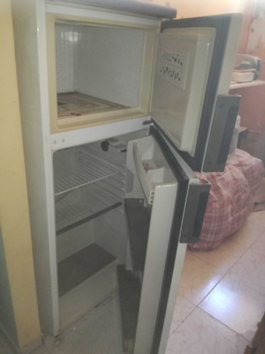 Работещ хладилник с отделна горна камера