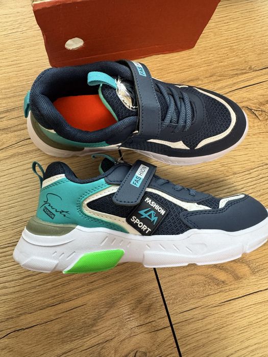 Кроссовки новые легкие