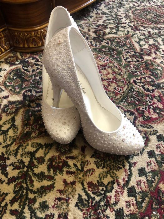 Oq tufli kelinchaklar uchun