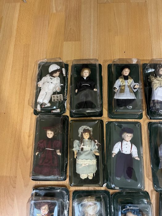 Колекция от 21бр. порцеланови кукли