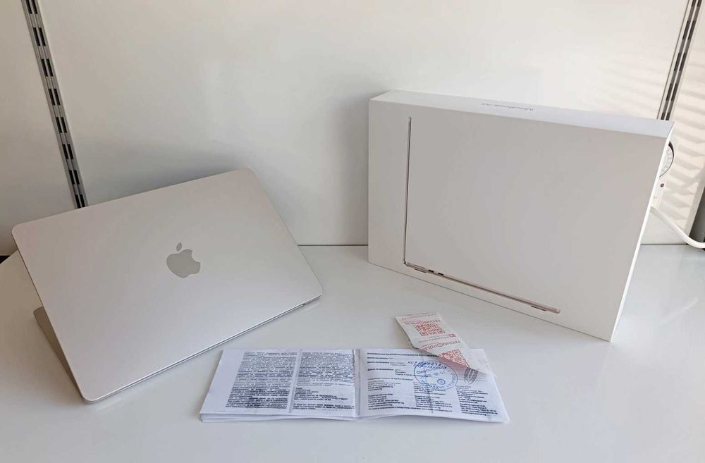 Лаптоп Apple MacBook Air 13 2022 M2 (7 зареждания,16GB,гаранция технополис)