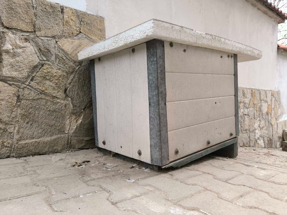 Солидна кучешка колиба от термопанели