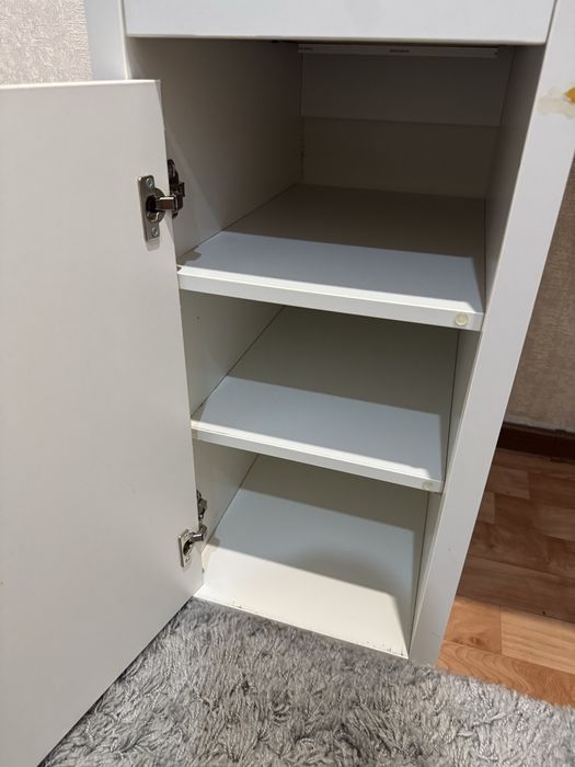 Продам косметический-письменный стол