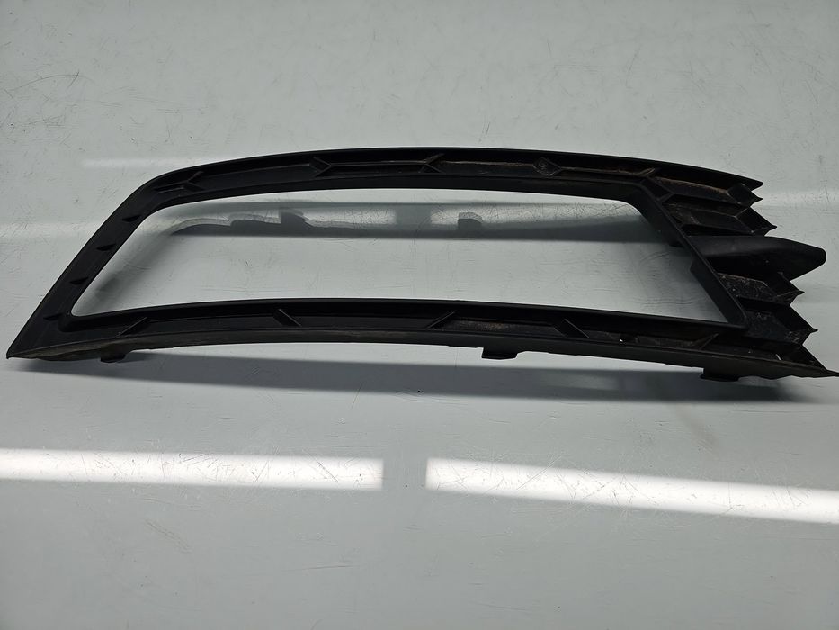 Grila proiector stanga Skoda Rapid (NH3) [Fabr 2012-2019] Fastback 5JA