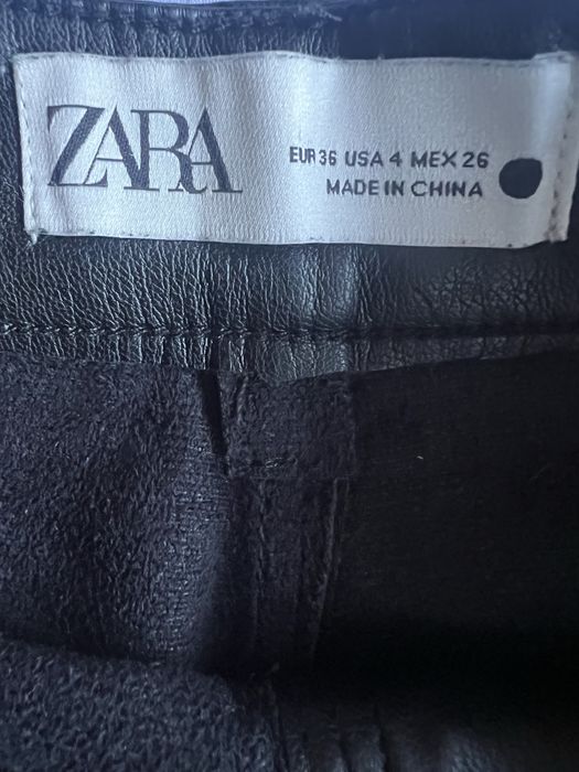 Zara. Pantaloni din imitație piele,