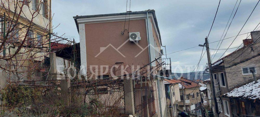 Две къщи с двор - Център