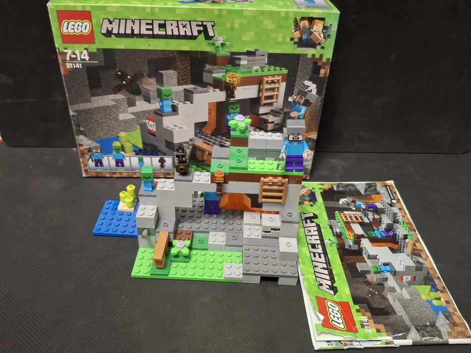 Lego minecraft zombie cave