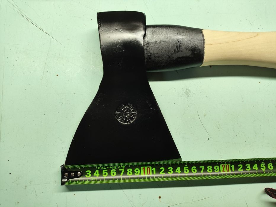 Топор советского производства в отличном состоянии.