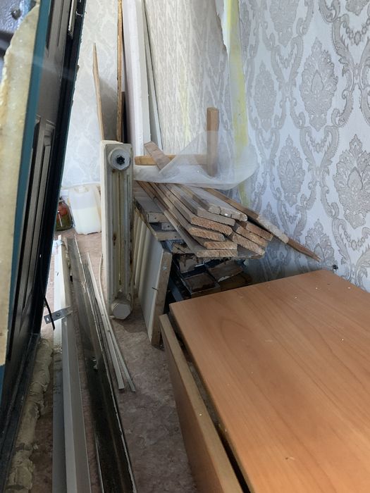 Продам дверь,чугунный радиатор,пиломатериал