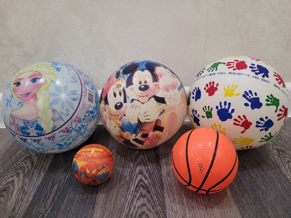 Продам мячики разные за все 3000