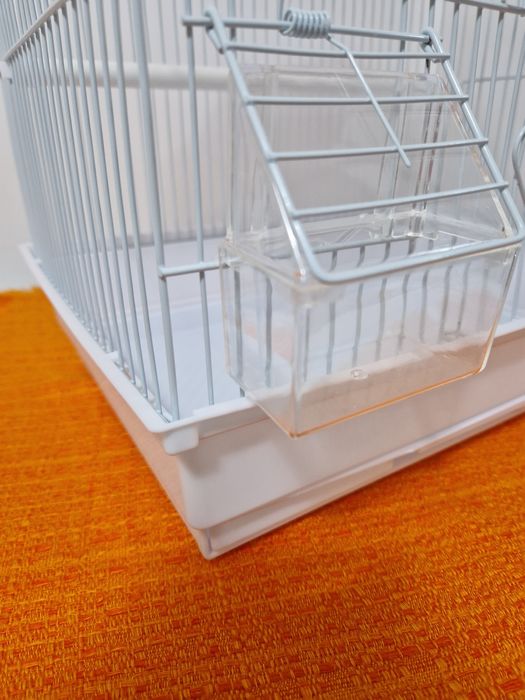 Colivie păsări cu leagăn și recipiente pentru hrană și apă