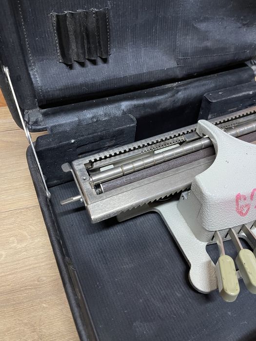 Masina de scris pentru nevazatori Braille / Masina de scris