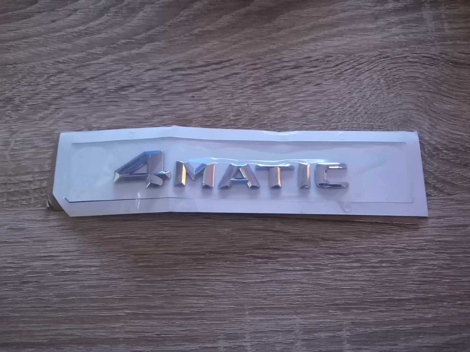 сребрист надпис Mercedes Benz 4matic
