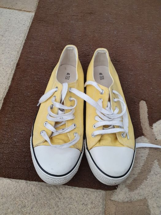 Vand 3 perechi tenesi Tex nr 40 purtati de cateva ori.