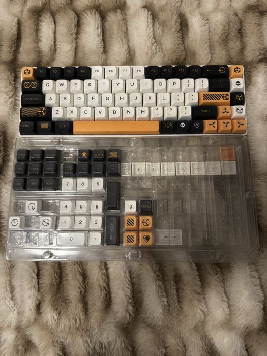 Механична клавиетура Tester68 с Gatheron Yellow суйтчове
