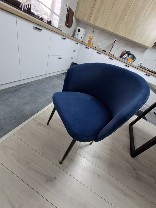 Продом стол и стулья