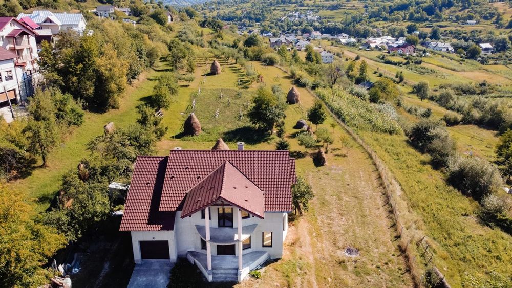Casa de vânzare în comuna Maieru , teren 17ari