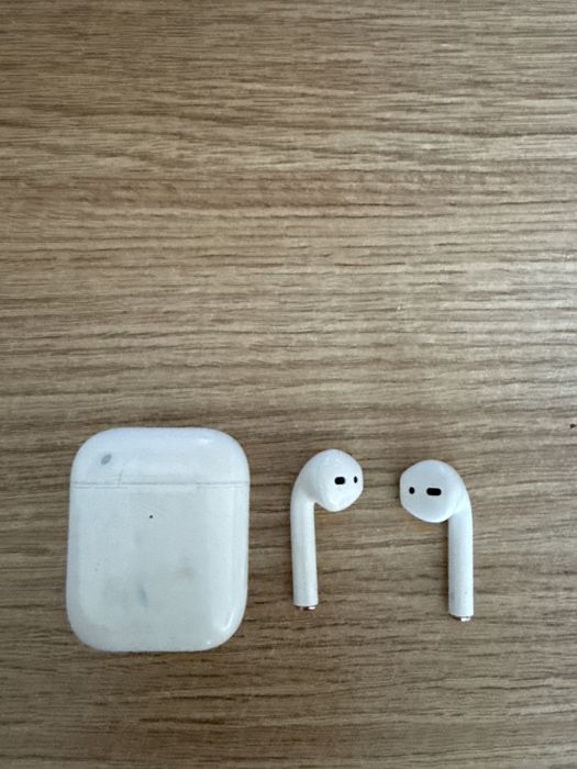 Продам Airpods первые, б/у 5000тг