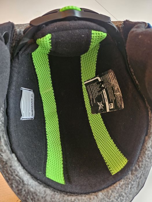 Комлект детска каска Quiksilver и маска Uvex за ски или сноуборд.