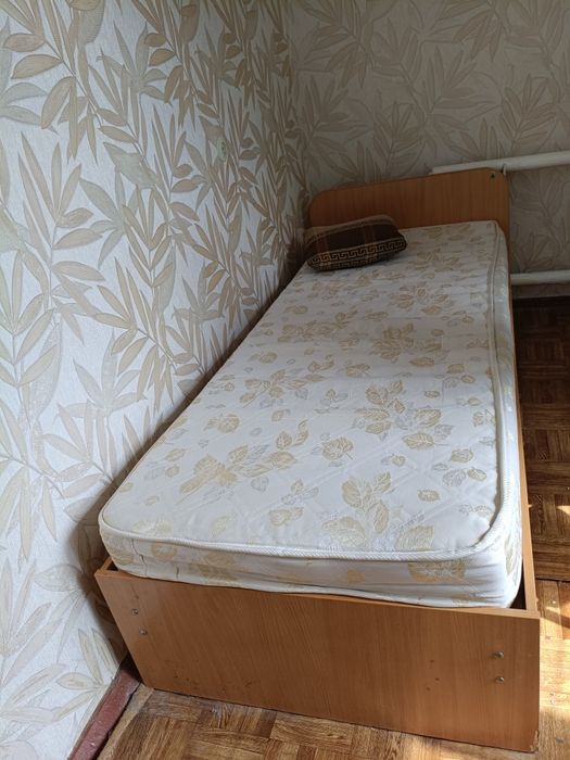 Продам односпальную кровать б/у с матрасом