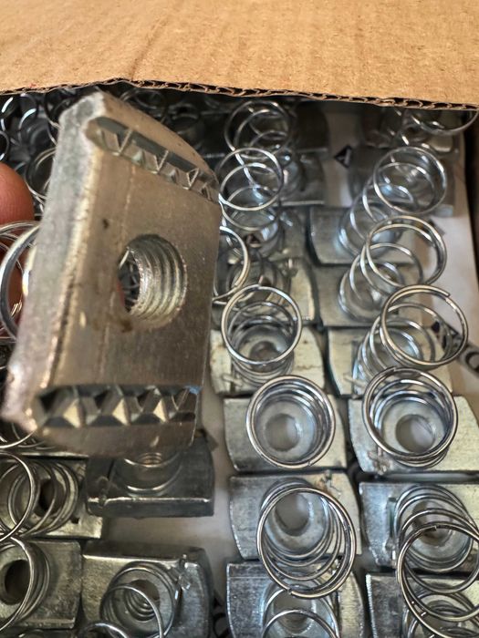 Гайка с пружиной