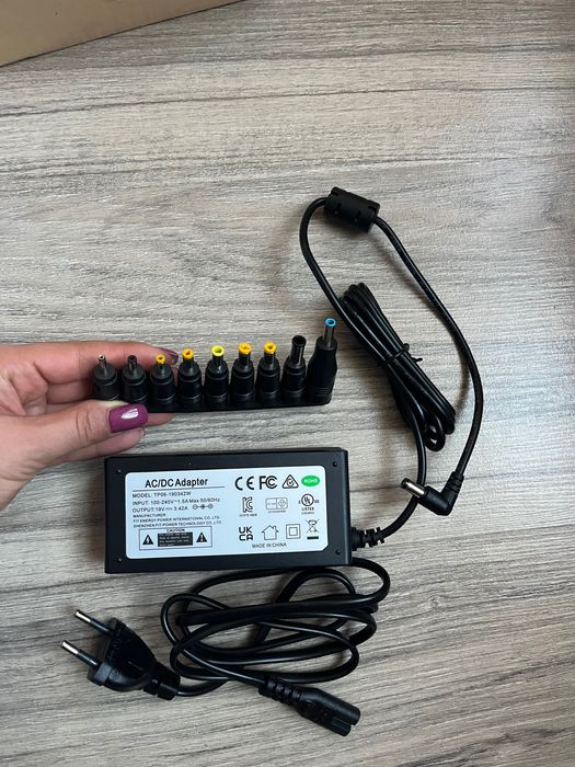 универсален захранващ адаптер AC/DC TP06-190342