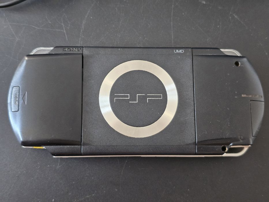 PSP seria 1000 cu încărcător și modat 32 gb