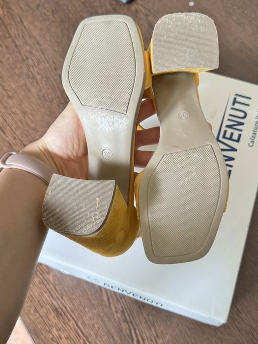 Sandale galbene, piele intoarsa, 36, Benvenuti