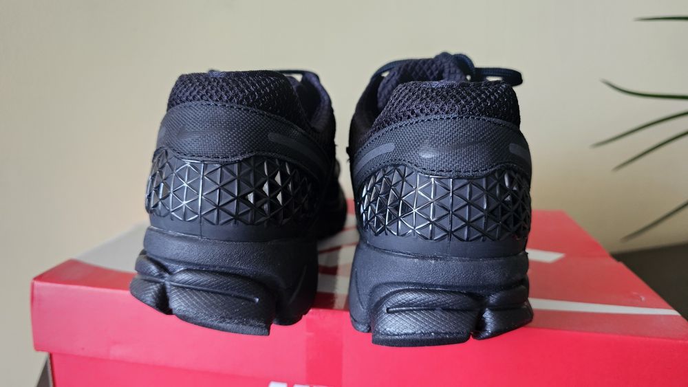Nike vomero 5 ..