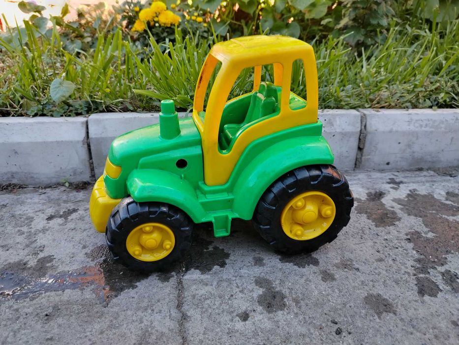 Продам большой игрушечный трактор